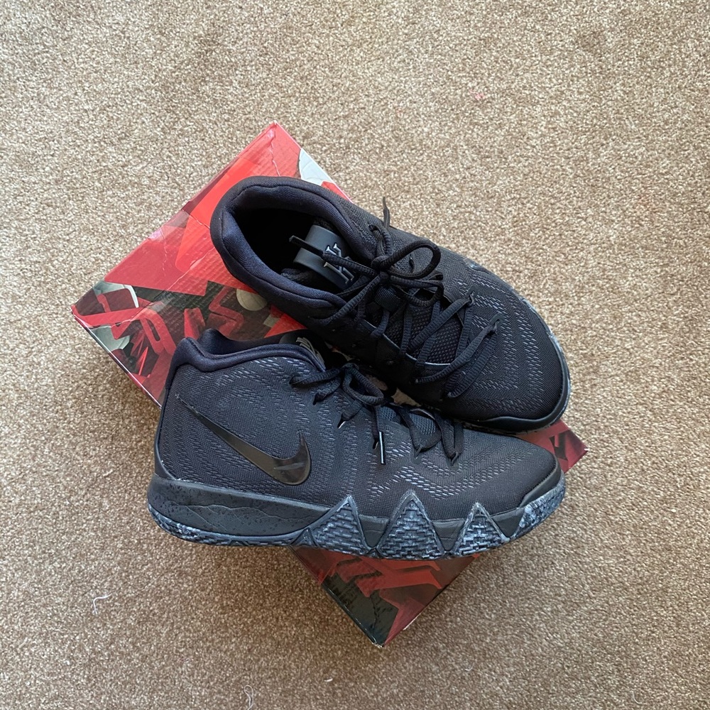 Kyrie Irving Court shoes